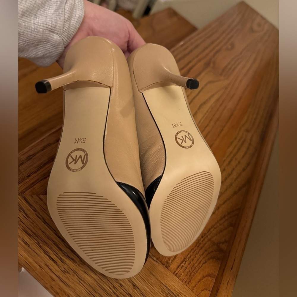 MICHAEL KORS Leather Presley Cap Two Toned Black and Tan Heels 5 1/2 5.5 - Picture 7 of 7